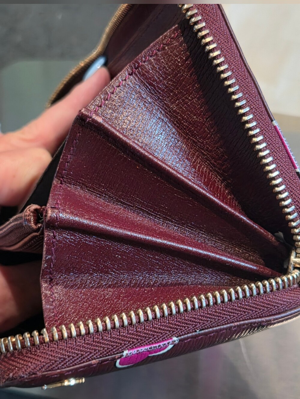 Gucci Zip-Around Wallet in Burgundy with Pink Heart Motif - Picture 6 of 16